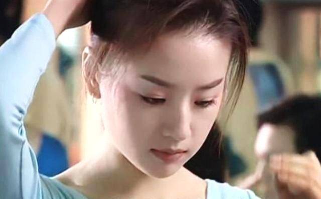 《打工奇遇》中饰演宫女丫鬟,虽然是个龙套角色,但是也打开了董洁的