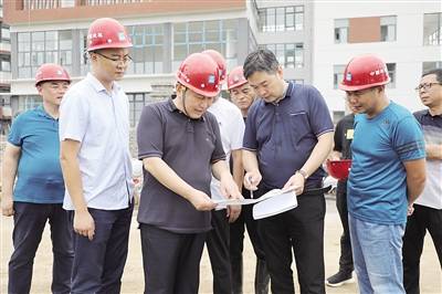 城乡一体化示范区管委会主任张荣广(前右三)到第八完全学校现场办公