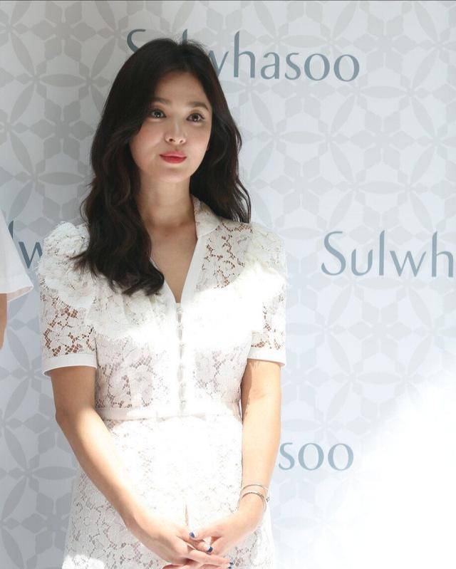 宋慧乔|状态回升!董璇恋情后露面,穿白裙撞衫宋慧乔更敢穿,身材太玲珑