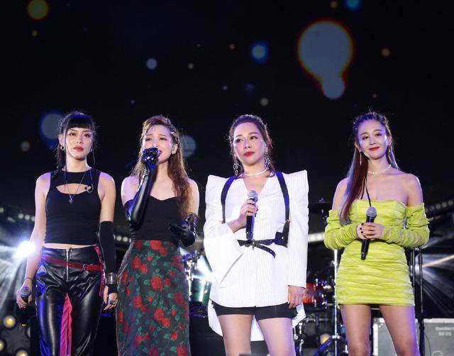 李冰冰|李冰冰状态太好，和赵丽颖撞风格又飒又美，看不出15岁年龄差