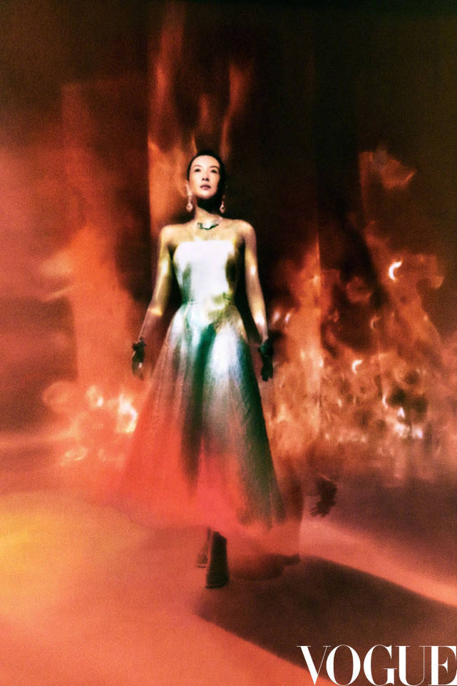 珠宝|章子怡揭秘戴5亿珠宝封面照的特殊拍摄方式：德国摄影师远程拍摄