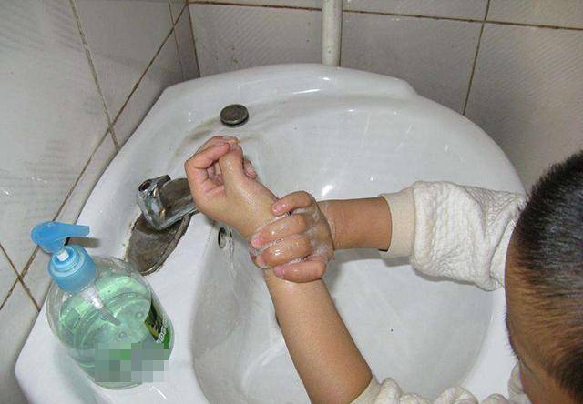 宝宝|就算它有生命周期也别放任不管宝宝总是挠屁屁？可能感染了娆虫