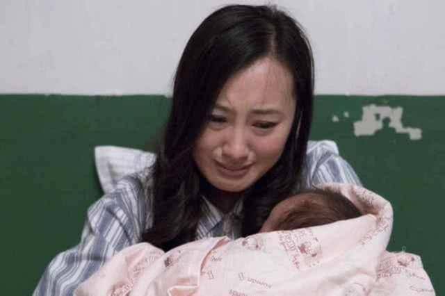 原创还记得4年前被妈妈拿剪刀划成“花脸猫”的男婴吗？现在成这样了