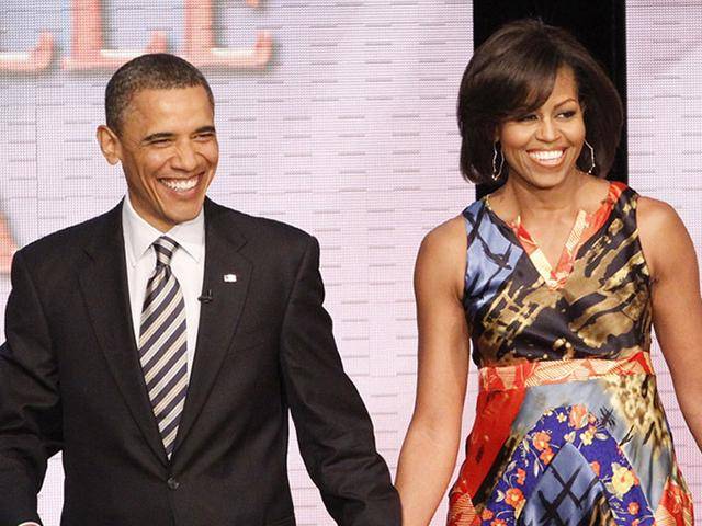 奥巴马老婆健身过了头!穿无袖裙向人招手,肱二头肌男人都比不上