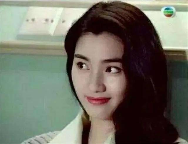 洪欣女儿长大了，笑容可爱大眼迷人，与1米87的哥哥成反差萌