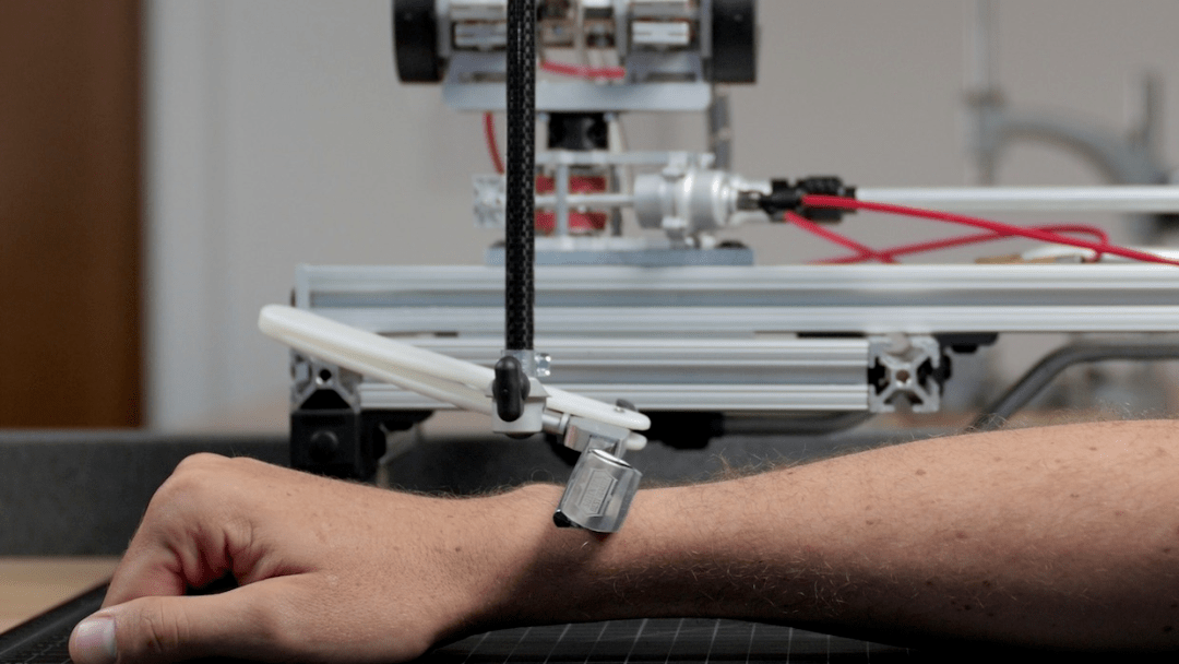 回小|让机器人给自己“刮胡子”？这个美国小伙亲自做了回小白鼠