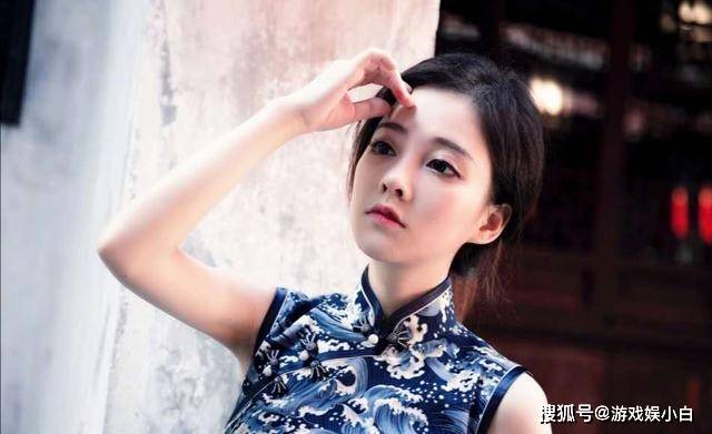 旗袍|任何服装都能驾驭的冯提莫，旗袍也穿出韵味，身材实属极致