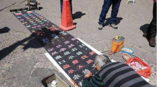 本是街边10年乞丐，因“粉笔字”被看中，摇身一变成千万富翁