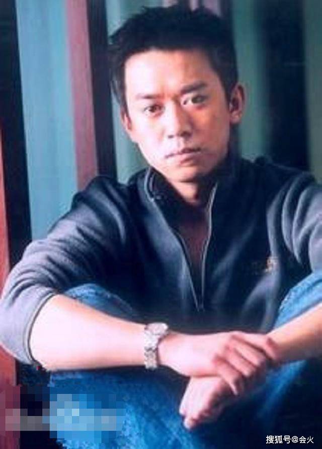 王学兵近照认不出！皮肤黝黑面部红肿，与小1