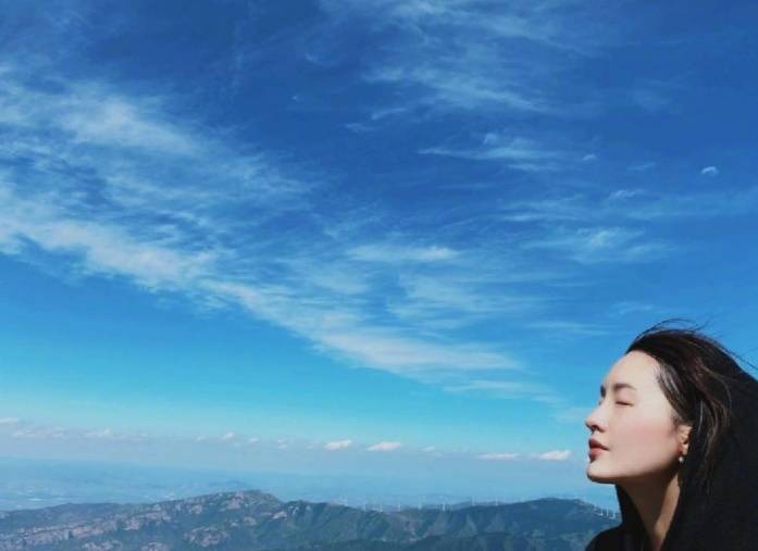 大自然|李沁素颜太美了，与大自然合照静谧美好，妥妥的文艺女神