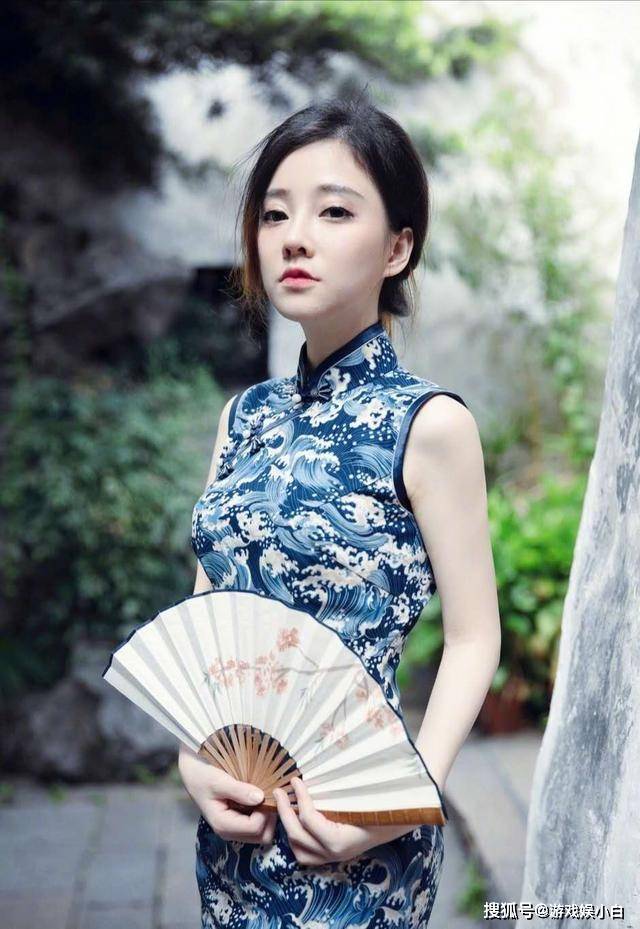 旗袍|任何服装都能驾驭的冯提莫，旗袍也穿出韵味，身材实属极致