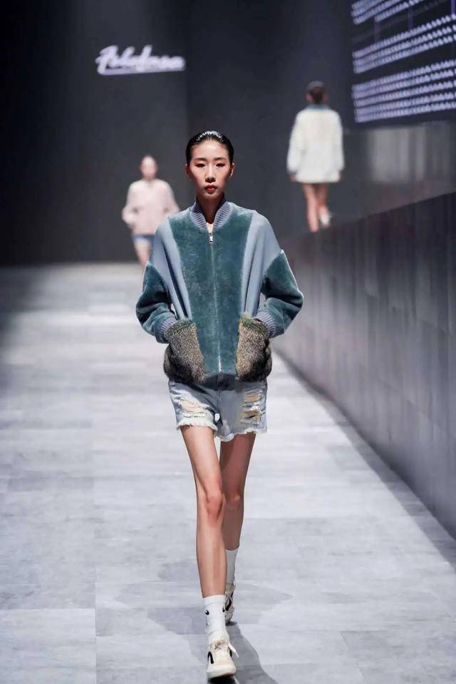 趋势|今年秋冬穿啥最时髦？中国国际皮革裘皮时装流行趋势发布秀告诉你