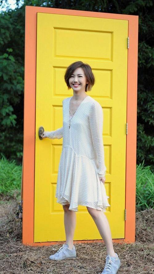 孙燕姿|孙燕姿素颜比杨采妮赢太多了，眼角一点皱纹没有，真的是不显老