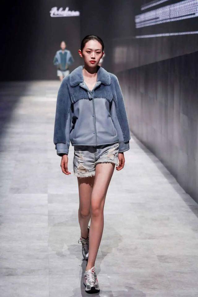 趋势|今年秋冬穿啥最时髦？中国国际皮革裘皮时装流行趋势发布秀告诉你