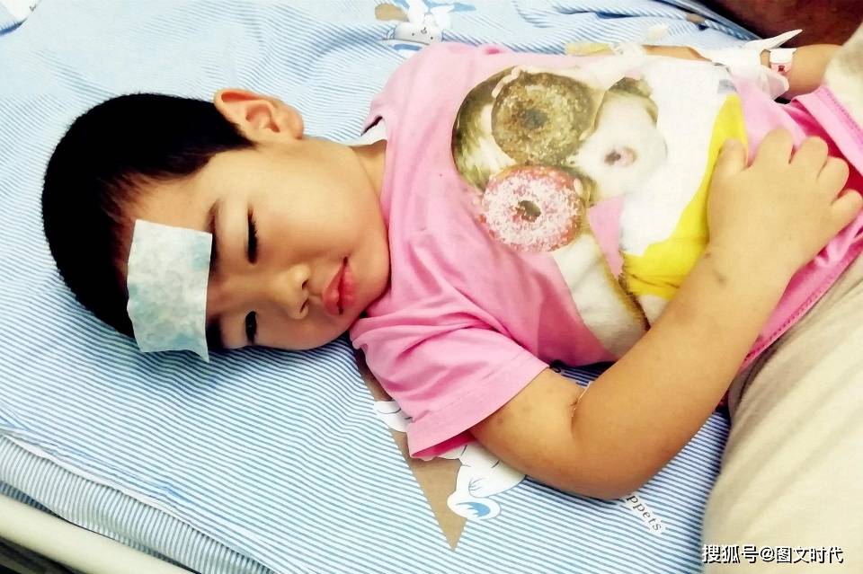 男童|病危通知下达12次，迷糊中哭喊：怕，妈妈抱2岁男童发烧120多天