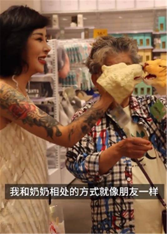 原创83岁老奶奶和孙女处成闺蜜，一起逛街喝奶茶，家有一老如有一宝