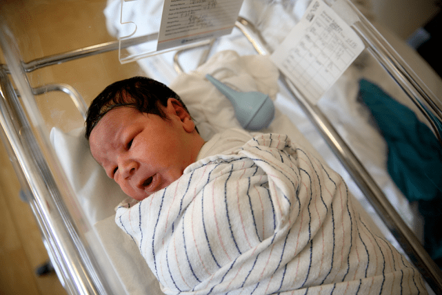 新生儿|这2项新生儿护理马虎不得，不然遭罪的是娃三伏天出生的宝宝