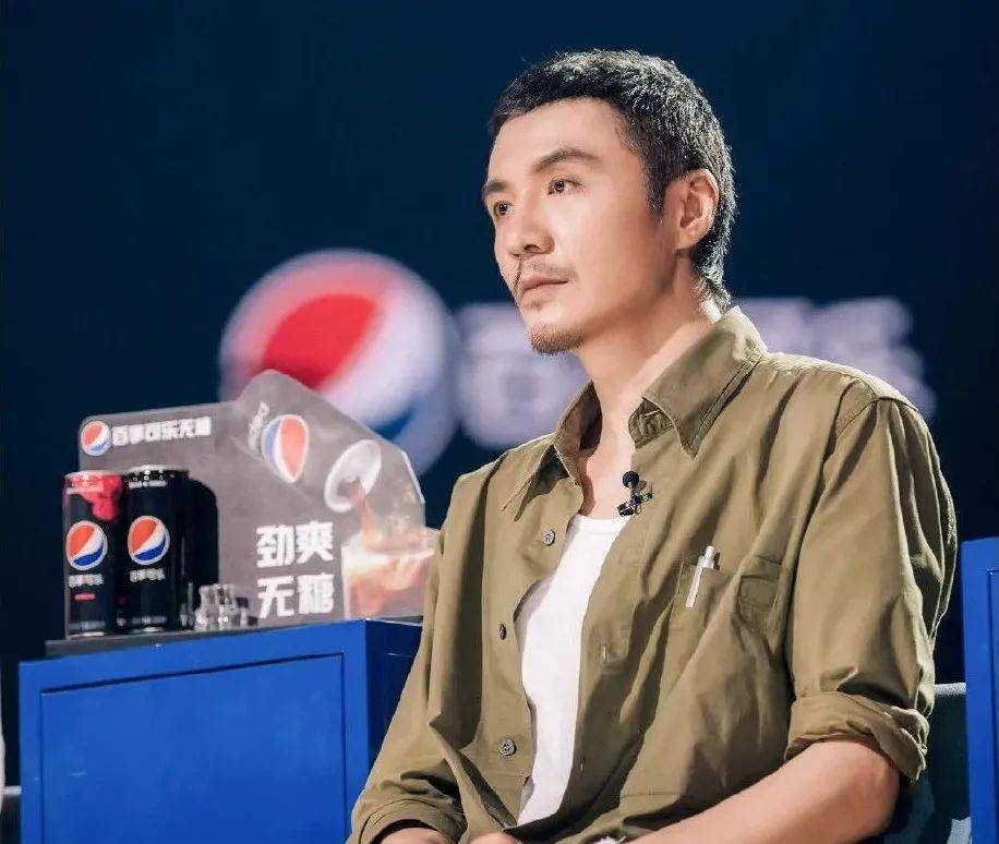 男人怎么穿衣服显得年轻 7c9f49d844fd4064a27d54bce9ed0f86.jpeg