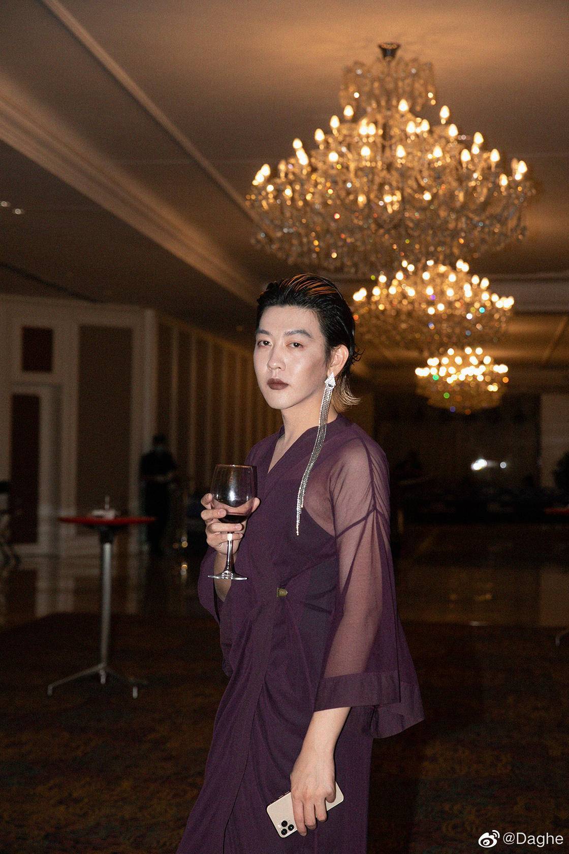 造型|姜思达奇葩红毯造型引争议？当我们讨论包容的时候我们在说什么？