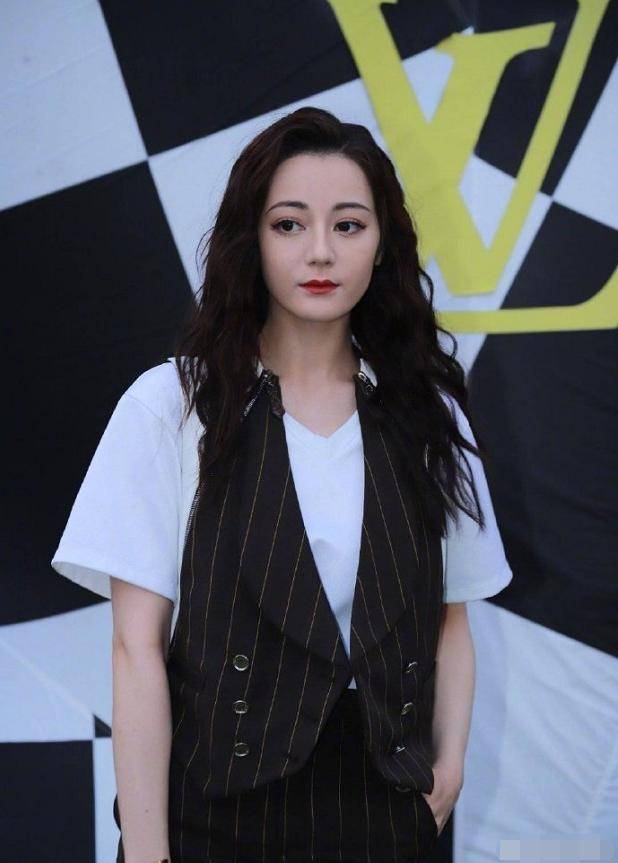 奚梦瑶|LV大秀：虞书欣腿粗万茜毫无星味，奚梦瑶发福成大妈，热巴美到炸