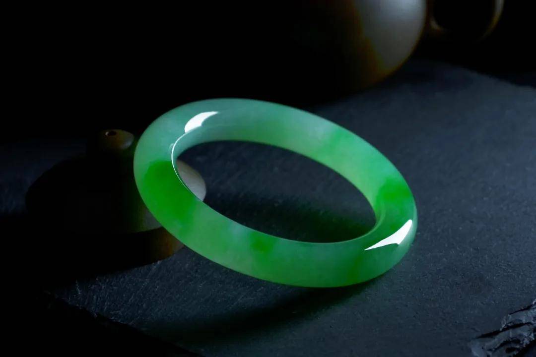 翡翠|裸石 or 镶嵌谁才是你的最爱？别着急，看完再下结论~