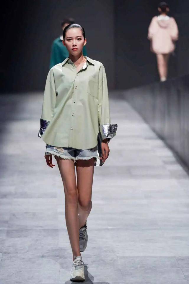 趋势|今年秋冬穿啥最时髦？中国国际皮革裘皮时装流行趋势发布秀告诉你