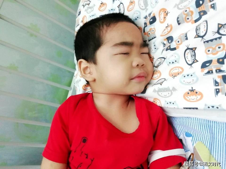 男童|病危通知下达12次，迷糊中哭喊：怕，妈妈抱2岁男童发烧120多天