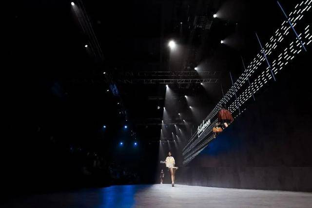 趋势|今年秋冬穿啥最时髦？中国国际皮革裘皮时装流行趋势发布秀告诉你