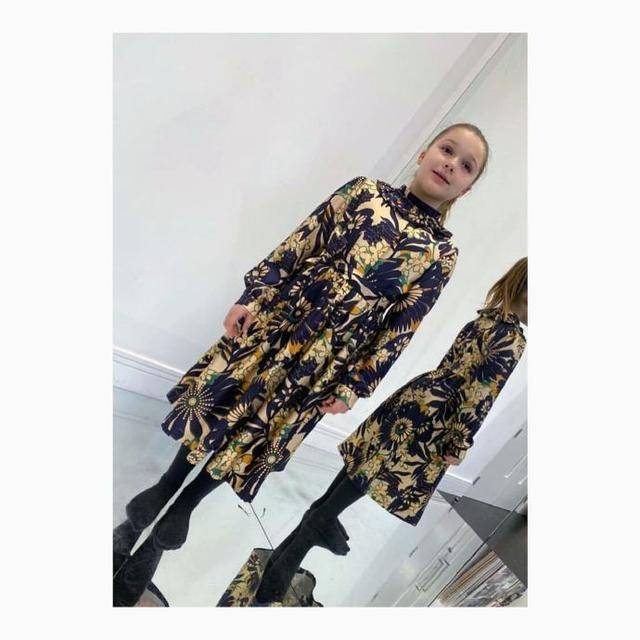 淑女|贝家小七这一季最喜欢的小裙子，特别淑女，背挺得好直腿好细！