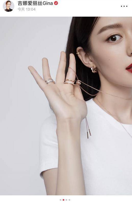 珠光宝气|吉娜晒照打扮珠光宝气似贵妇，却因浓妆翻车，野生眉小肉肚遭吐槽