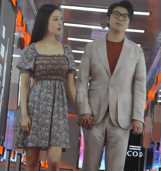 郎朗吉娜直播被拍,旁边小姐姐成功抢镜,长相清纯腰线和吉娜齐平