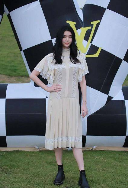 奚梦瑶|LV秀成村口晚会！虞书欣穿红裙小粗腿吸睛，奚梦瑶宫廷裙slay全场