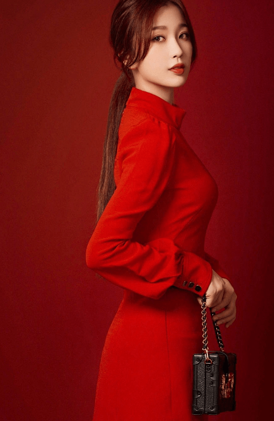 例假|虞书欣模仿杨紫穿“例假裙”，看她侧身时的曲线后，谁顶得住？