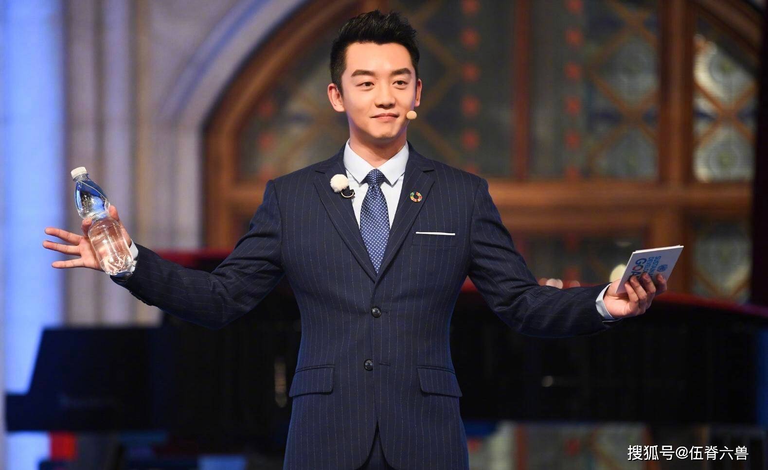 郑恺苗苗身着情侣装逛街,十指紧扣尽显甜蜜,