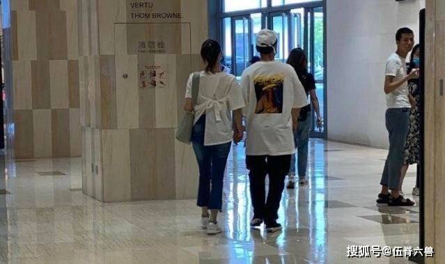 郑恺苗苗身着情侣装逛街,十指紧扣尽显甜蜜,