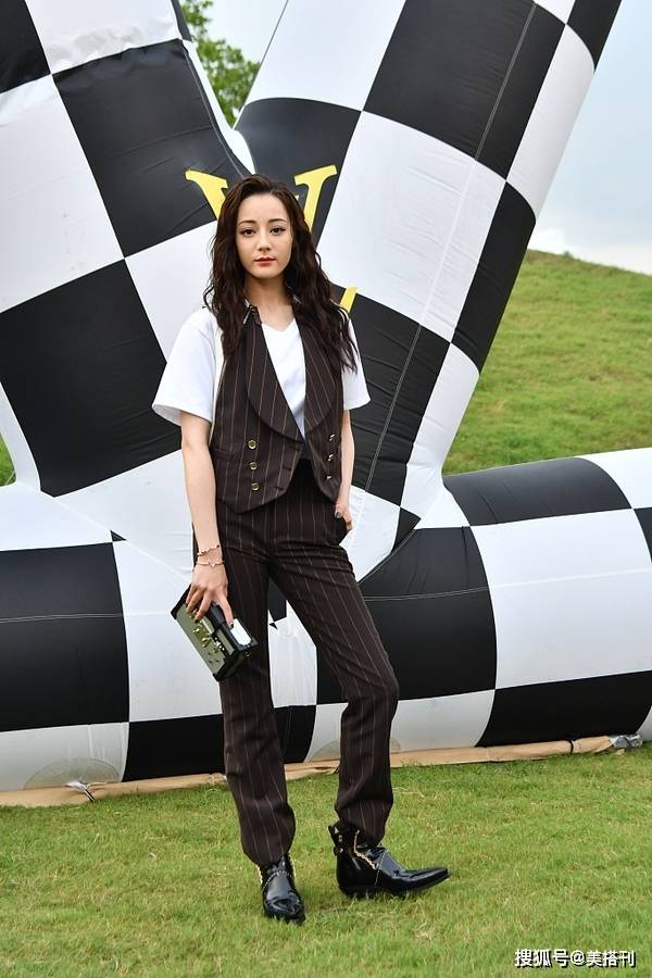 短裙|迪丽热巴罕见穿短裙，抹胸吊带小短裙身材更火辣了，生图不见衰老