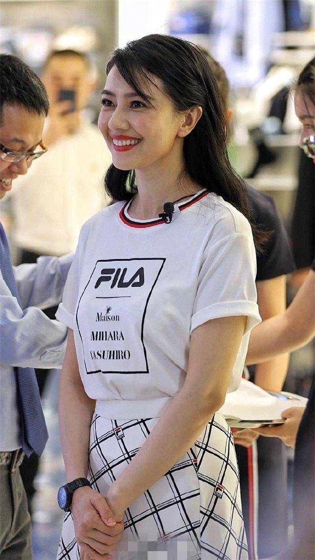 40岁高圆圆出席活动,造型青春洋溢,但法令纹抢