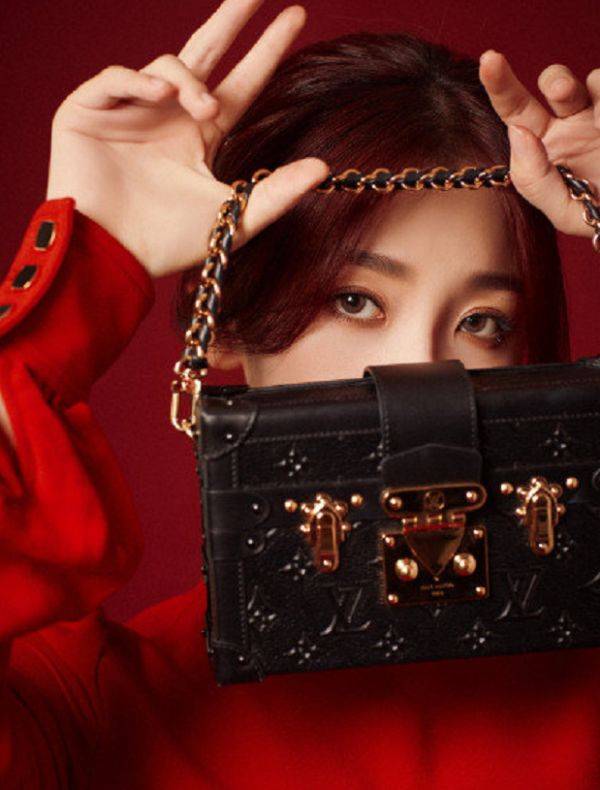 例假|虞书欣模仿杨紫穿“例假裙”，看她侧身时的曲线后，谁顶得住？