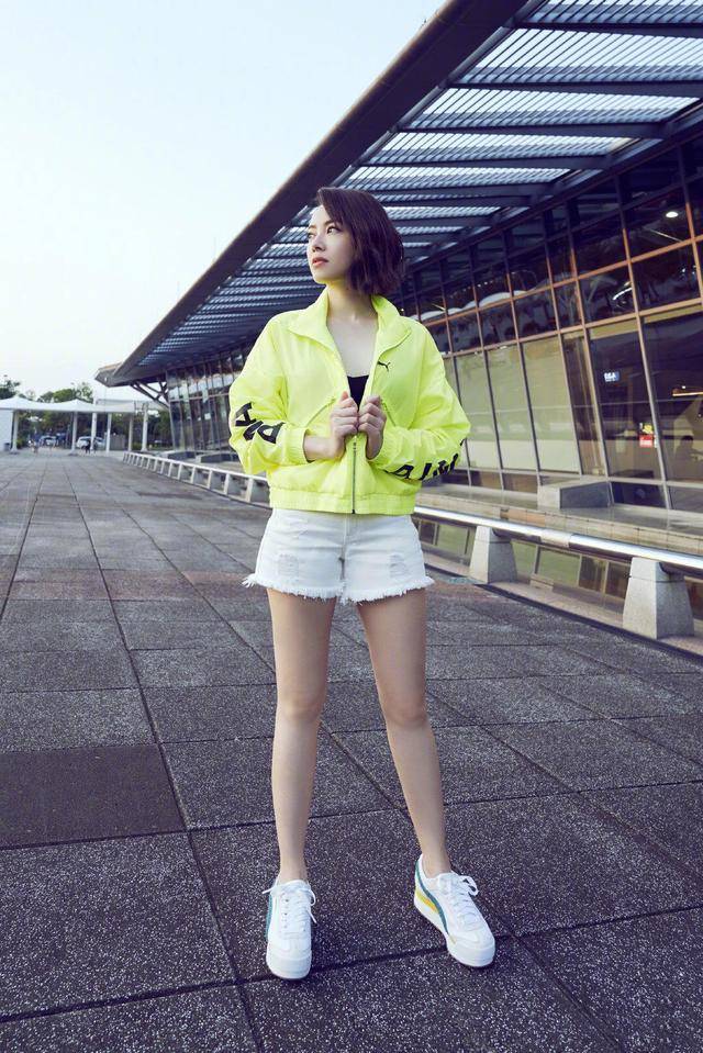 短裤|徐怀钰一点也看不出42岁，穿荧光色短外套配短裤，编发短发太时髦