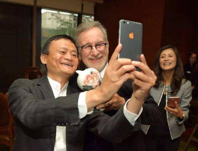 iPhone|为何国内众多大佬“偏爱”美国的iPhone手机，而不是国产的华为？