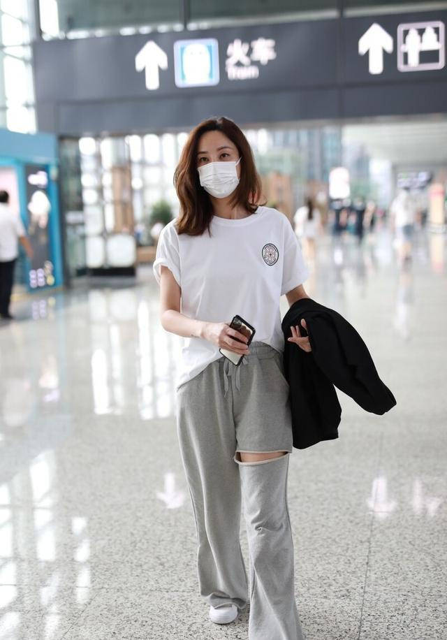 郑希怡真是“飒姐”，白T恤配运动裤都穿出霸气感，气质太高级