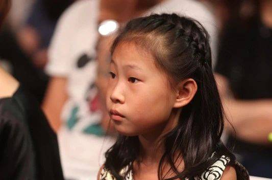 从"丑"到高级脸,13岁沈佳润终于不是小沈阳了?