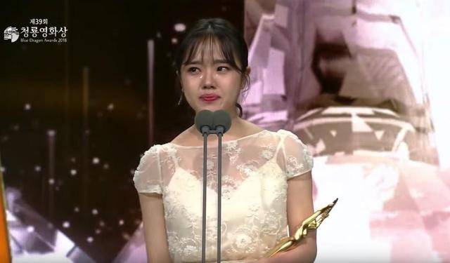 金香奇迎20岁生日 河正宇对其宠爱有加 凭与神同