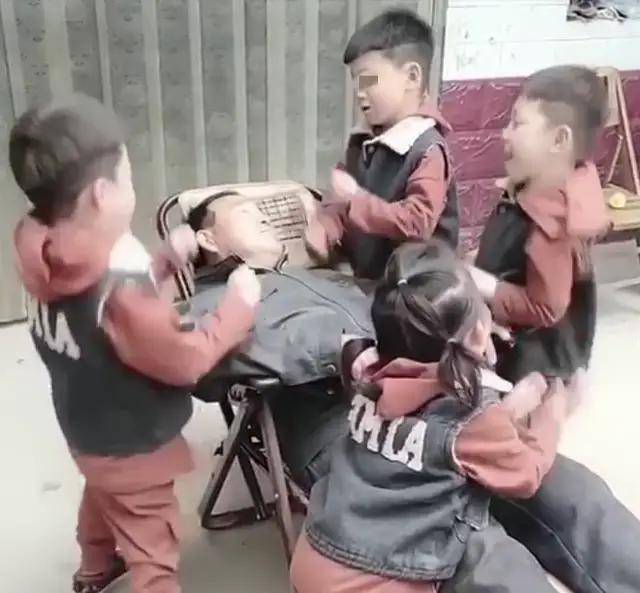 原创爷爷吵着要见四胞胎当妈妈把孩子送来后懂了什么叫天伦之乐