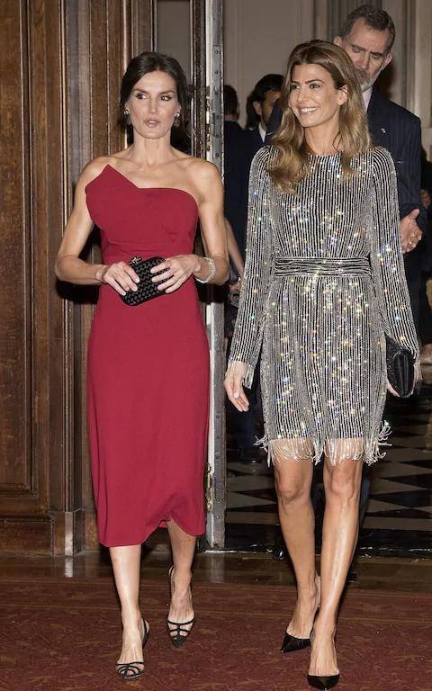 朱莉安娜|阿根廷总统夫人红裙太惊艳！特朗普搂腰拥抱，总统拦不住面露尴尬