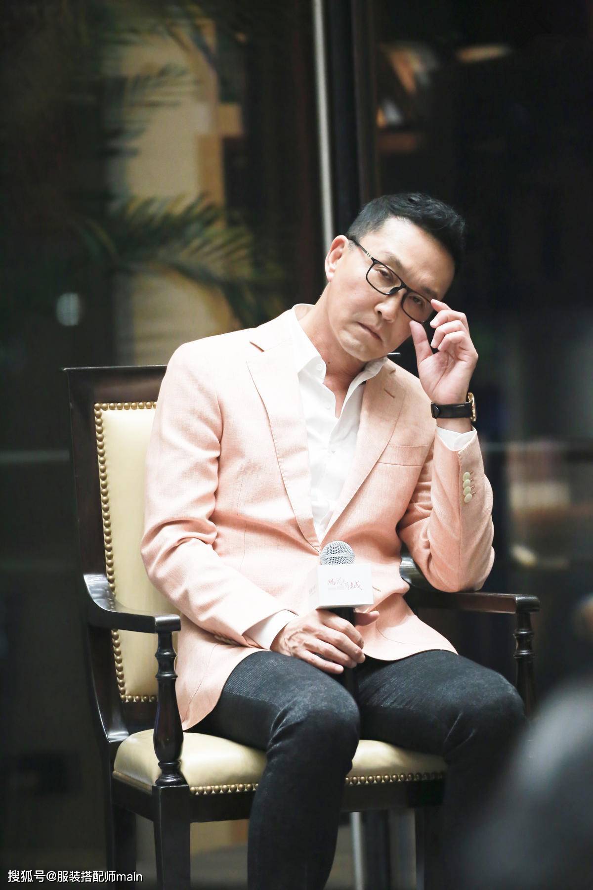 老干部|吴刚穿扎染外套走机场，57岁老干部变27岁潮小伙，显嫩不止一点点