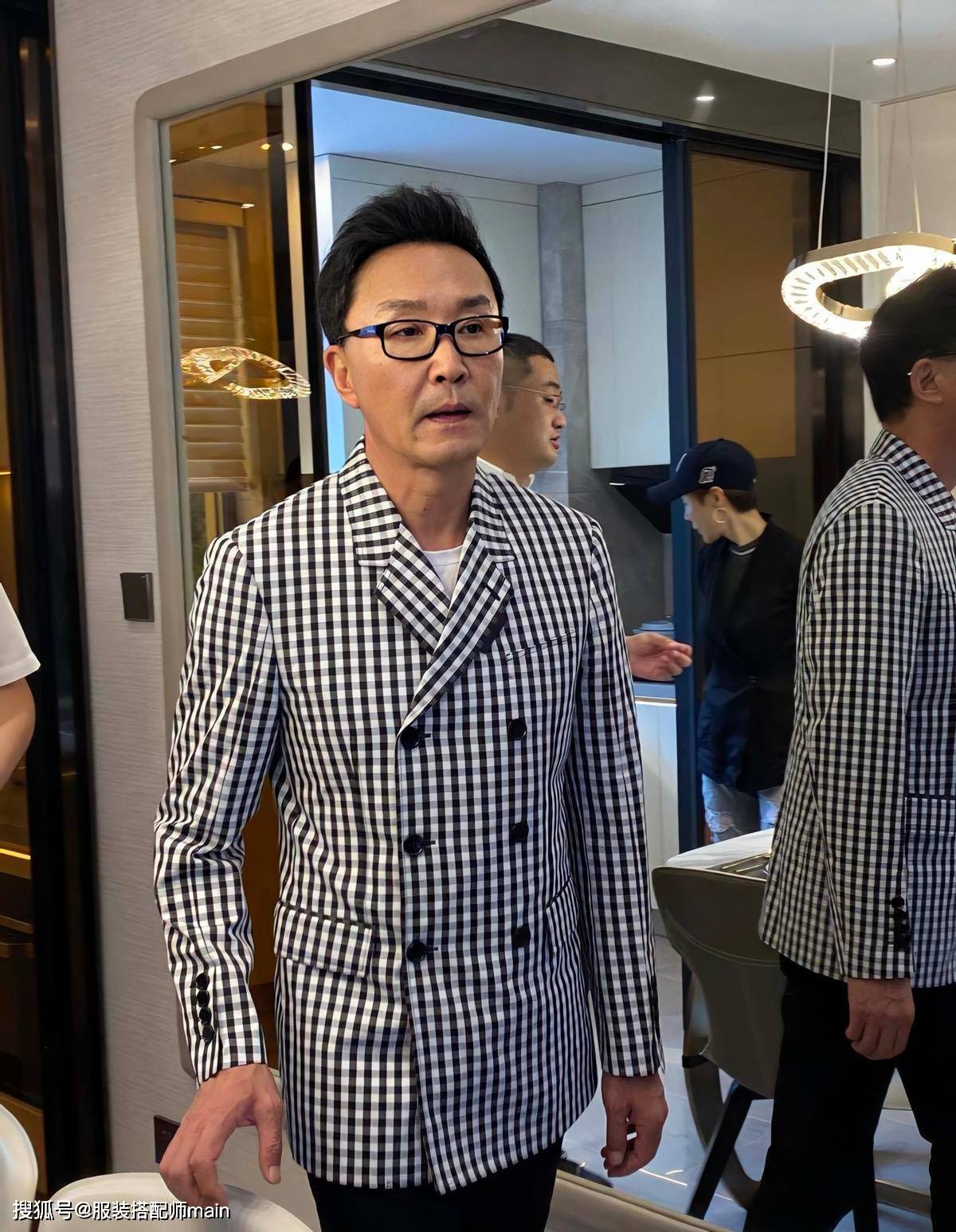 老干部|吴刚穿扎染外套走机场，57岁老干部变27岁潮小伙，显嫩不止一点点