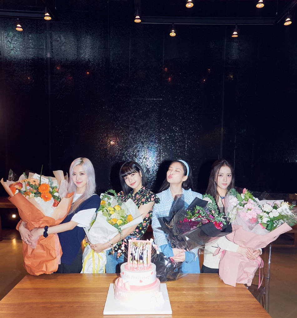 lisa晒成员合照庆出道四周年 四人捧花表白粉丝