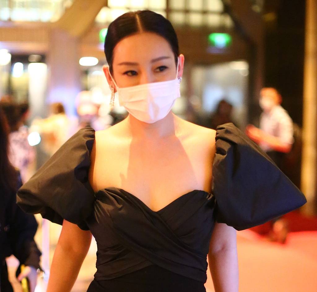 秦海璐黑色礼服搭配恨天高秀玉背酥胸女人味爆棚