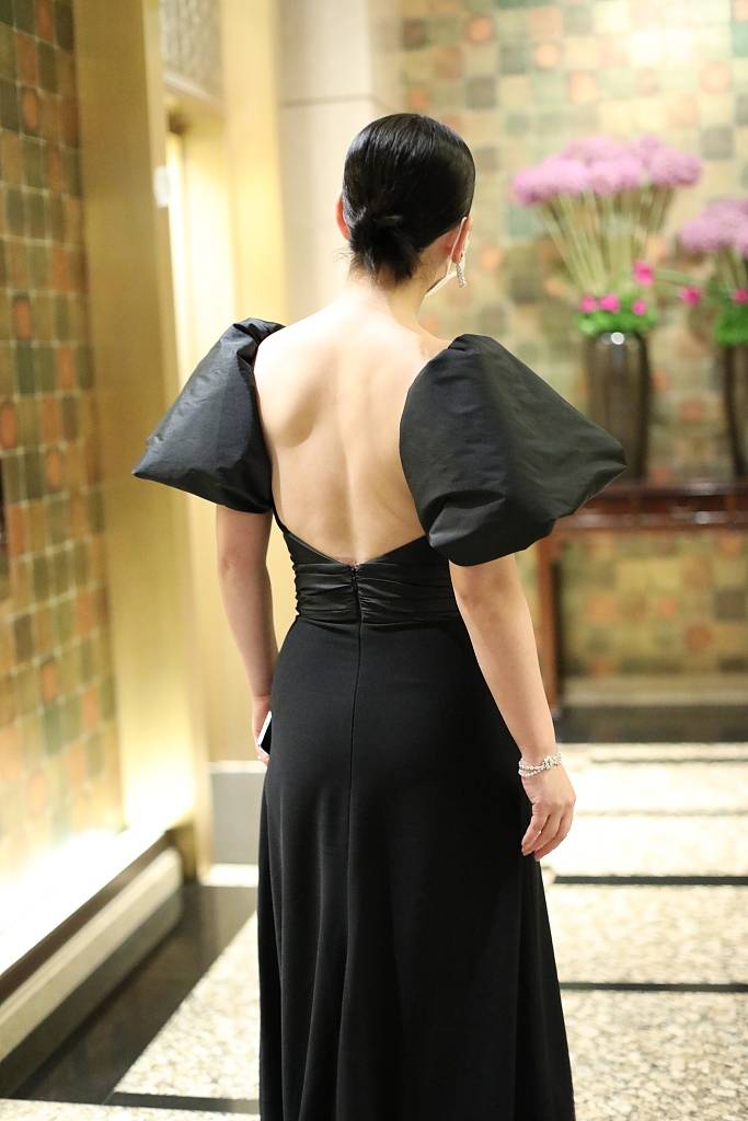 秦海璐黑色礼服搭配恨天高秀玉背酥胸女人味爆棚